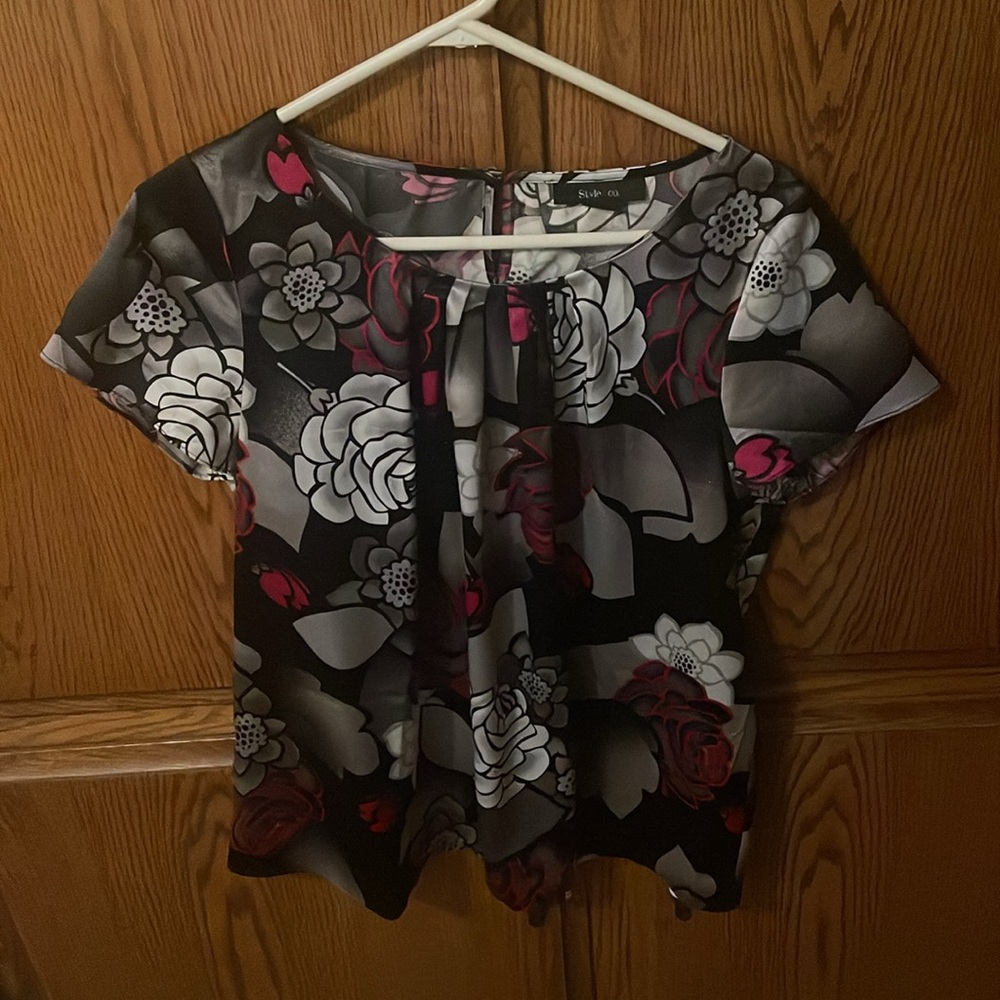 Black white gray and fuchsia floral print top size 10